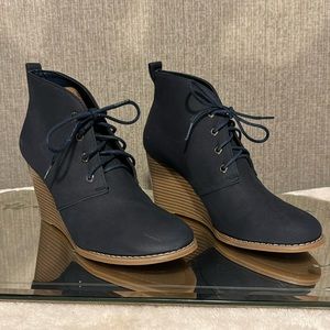 Like new Navy Nautica Wedge Boots.